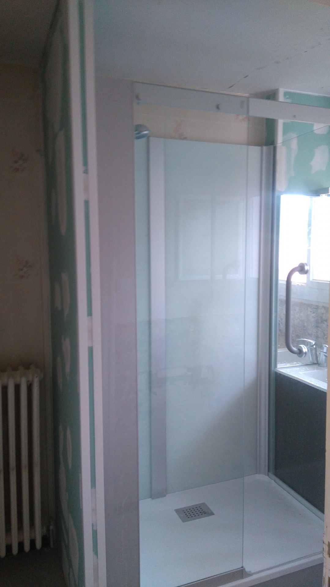 Installation d'une cabine de douche kinedo + meuble vasque.