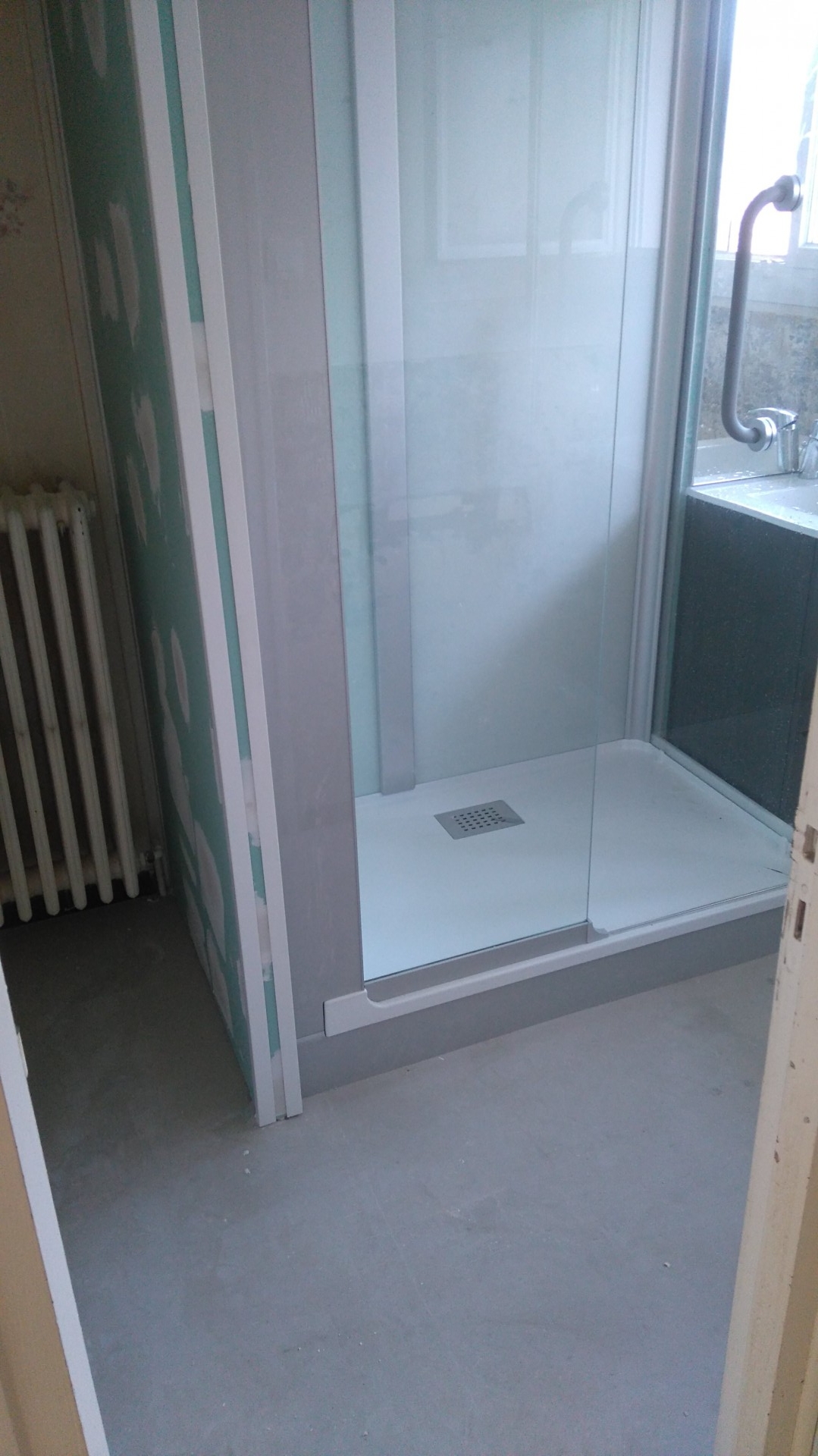 Installation d'une cabine de douche kinedo + meuble vasque.