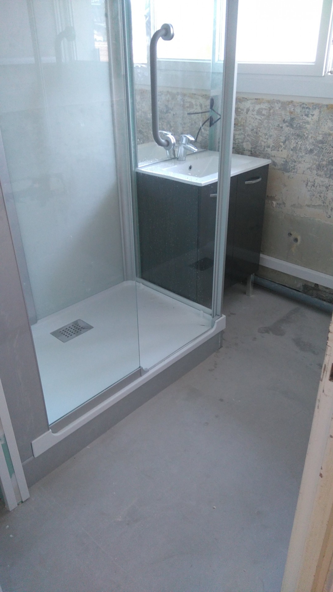 Installation d'une cabine de douche sécurisée Kinedo + meuble vasque. Entreprise Pierrel.