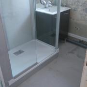 Installation d'une cabine de douche sécurisée Kinedo + meuble vasque. Entreprise Pierrel.