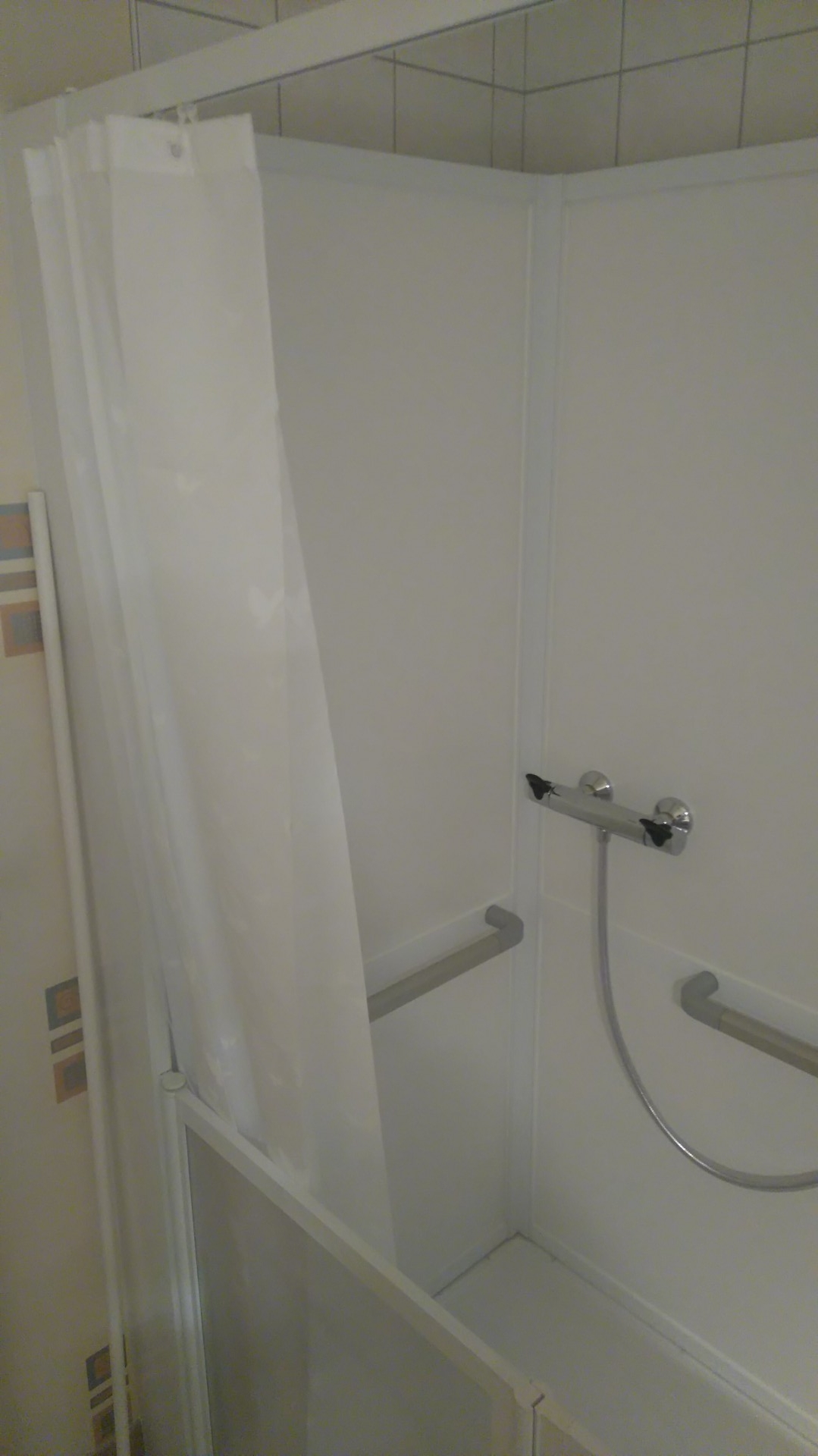 Installation d'une cabine de douche sécurisée IDHRA.